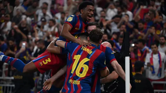 عکسی از شادی بازیکنان بارسلونا پس از زدن گل