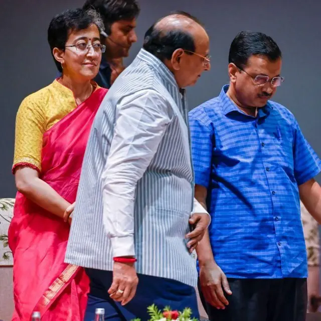 दिल्लीचे उपराज्यपाल व्ही. के. सक्सेना, आतिशी आणि केजरीवाल. हा फोटो 2023 मधील आहे.