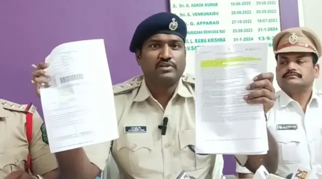 విలేఖరుల సమావేశంలో పోలీసులు 