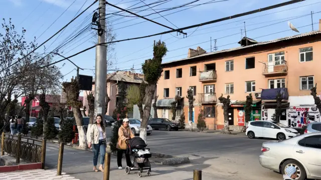 Сулайман-Тоонун түбүндөгү бузулуп жаткан үйлөр.