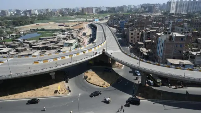 এক্সপ্রেসওয়ের মধ্যে অর্ধেক