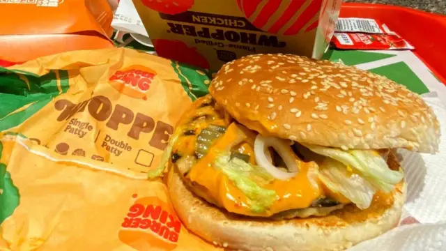 قامت بعض منافذ بيع المواد الغذائية في الهند بإزالة الطماطم من قائمة طعامها مؤخرا.