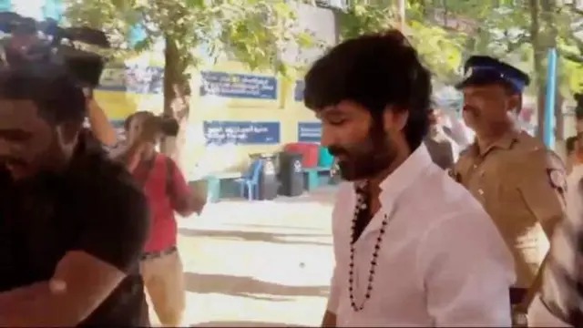 তামিলনাডুর একটি ভোটকেন্দ্রে ঢুকছেন চিত্র তারকা ধনুষ