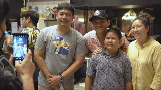 แฟนคลับหลั่งไหลมาขอถ่ายรูปที่เดอะโกสเฮ้าส์