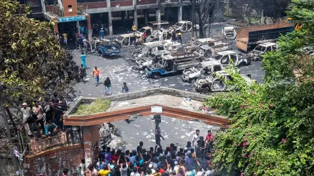 আগুন দেওয়ার পরদিন যাত্রাবাড়ী থানার বাইরের চিত্র