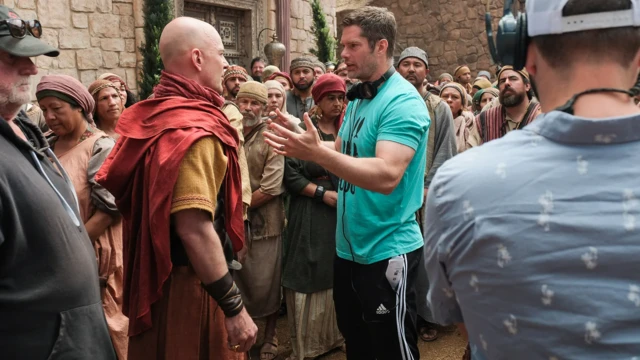 دالاس جنکینز که در این عکس سر صحنه ساخت سریال دیده می‌شود، قسمت اول و آزمایشی این مجموعه را سال ۲۰۱۷ با بودجه ۱۱ میلیون دلاری ساخت که از کمک‌های اهدایی جمع شده بود