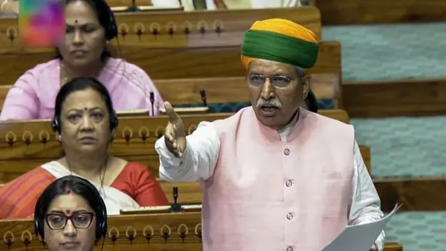 লোকসভায় নারী সংরক্ষণ বিল পেশ করছেন আইনমন্ত্রী অর্জুন রাম মেঘওয়াল