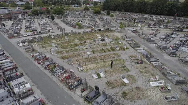 گوشه‌ای از گورستان کوچکی در شمال کاله به پناهجویانی اختصاص یافته که در مسیر پر خطر به بریتانیا جانشان را از دست داده‌اند