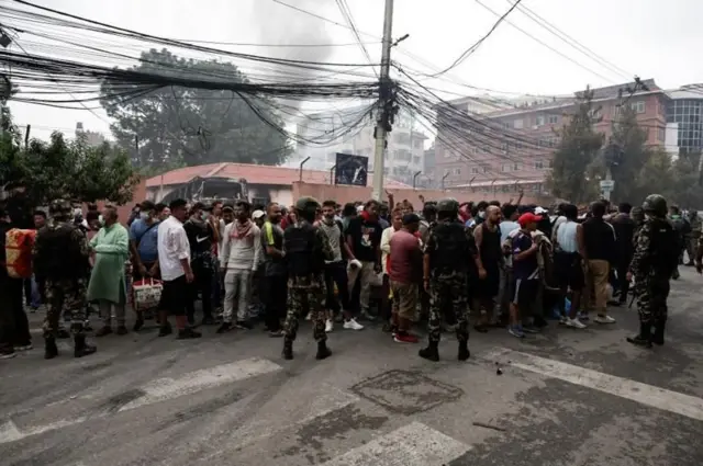 कारागार बाहिर निस्किएका कैदीबन्दीहरू