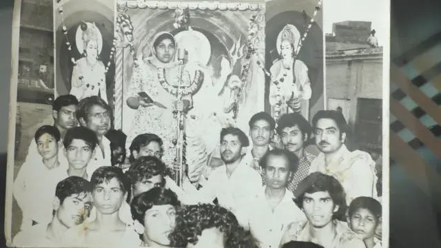 ਜਾਗਰਨ ਵਿੱਚ ਗਾਉਂਦੇ ਅਮਰਜੋਤ ਕੌਰ 