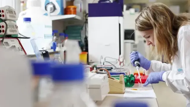 Une femme dans un laboratoire d'analyse.