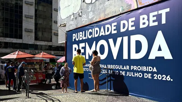 Cartaz anunciando a remoção de publicidade de casa de apostas no bairro da Lapa, no Rio de Janeiro