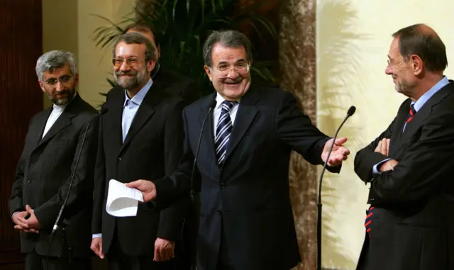 نشست مشترک در رم با حضور مقام‌های ایرانی و اروپایی درباره پرونده هسته‌ای ایران؛ در تصویر، رومانو پرودی، نخست‌وزیر وقت ایتالیا نفر دوم از سمت راست، در کنار خاویر سولانا نفر اول از سمت راست، مسئول سیاست خارجی اتحادیه اروپا، سعید جلیلی نفر چهارم از سمت راست، مذاکره‌کننده هسته‌ای ایران، و علی لاریجانی نفرد سوم از راست، مذاکره‌کننده پیشین ایران دیده می‌شوند.