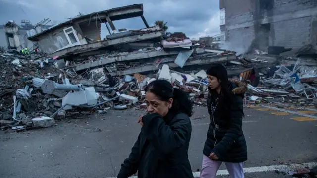 Түркиядагы жер титирөөнүн курмандыктары он миңден ашты