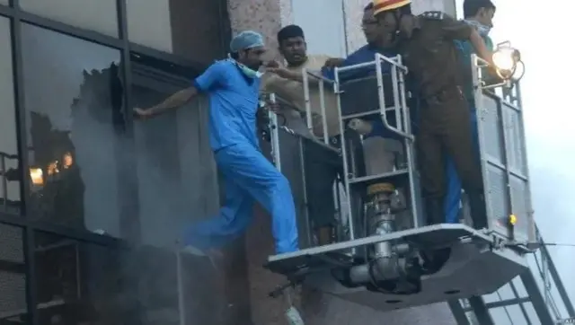 हॉस्पिटलच्या कर्मचाऱ्यांना शेवटी हॉस्पिटलमधून बाहेर काढण्यात आलं.