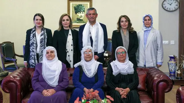 Cumhuriyet Halk Partisi Genel Başkanı Özgür Özel, DEM Parti Sözcüsü Ayşegül Doğan ve DEM Parti Diyarbakır Milletvekili Adalet Kaya’nın eşlik ettiği, Barış Annelerinden oluşan heyeti Genel Merkezdeki makamında kabul etti. CHP lideri Özel’e, Genel Başkan Yardımcısı Gökçe Gökçen ile Parti Meclisi Üyesi Emine Uçak eşlik etti.