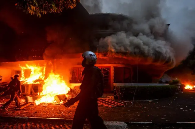 Massa aksi membakar Mess MPR RI di Bandung, Jawa Barat, Jumat (29/08). Mess MPR RI dibakar oleh massa aksi yang menuntut pembatalan kenaikan tunjangan anggota DPR RI.