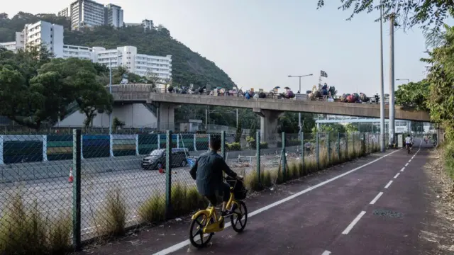 2019年11月15日，在香港中文大学外，示威者占领了吐露港2号桥，车辆沿着部分被封锁的吐露港公路行驶。