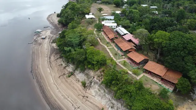 A comunidade ribeirinhaapostas de 1 realTumbira, às margens do Rio Negro, vista do alto