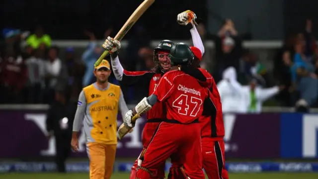 ඔස්ට්‍රේලියාවට එරෙහිව සිම්බාබ්වේ කණ්ඩායම ජයග්‍රහණය කිරීමෙන් පසු බ්‍රෙන්ඩන් ටේලර් සිය සතුට සමරමින් සිටින අයුරු.