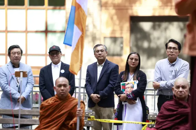 NUG နိုင်ငံခြား‌ရေး ဒုဝန်ကြီး ဦးမိုး‌ဇော်ဦး၊ ကျန်းမာရေးဝန်ကြီး ဒေါက်တာဇော်ဝေစိုးနဲ့ သံအမတ် ဦးကျော်မိုးထွန်း တို့ကို နယူးယောက်မြို့က ဆန္ဒဖော်ထုတ်ပွဲမှာ မြင်တွေ့ရတာဖြစ်ပါတယ်။ 