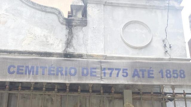 Toldo que diz "Cemitério de 1775 até 1858"