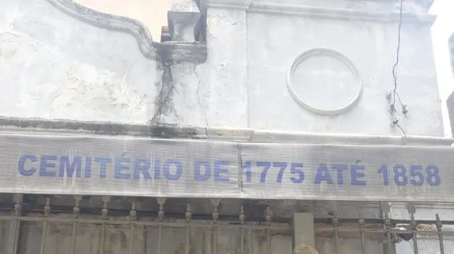 Toldo que diz "Cemitério888 gold pixbet1775 até 1858"