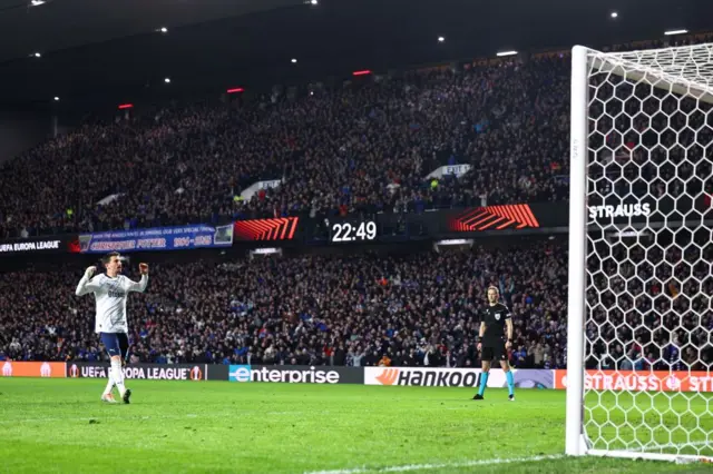 Fenerbahçeli Mert Hakan Yandaş, 13 Mart'ta UEFA Avrupa Ligi son 16 turu rövanş maçında Glasgow Rangers'a karşı kaçırdığı penaltı sonrasında üzüntü yaşıyor