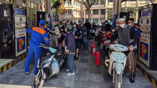 Очередь мопедов на заправке в Ханое