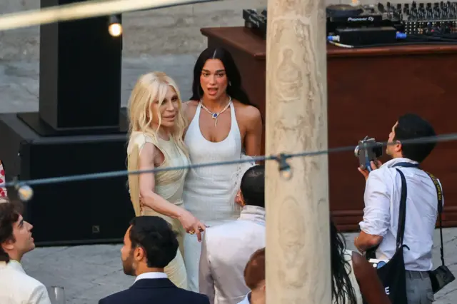 dua lipa i kalum tarner, venčanje due lipe, donatela versaće