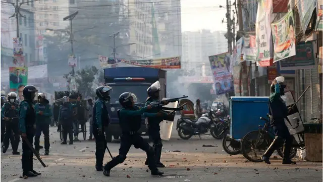 ఢాకాలో ఈ వారం ప్రారంభంలో ప్రతిపక్ష కార్యకర్తలను చెదరగొట్టడానికి బంగ్లాదేశ్ పోలీసులు టియర్ గ్యాస్ వాడారు