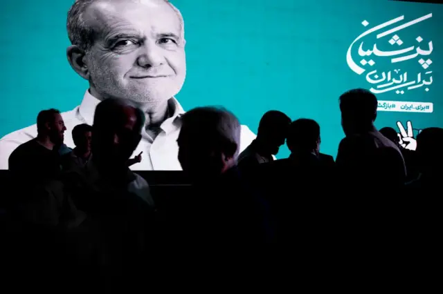 تصویر پزشکیان در همایشی در جریان کارزار انتخاباتی پزشکیان