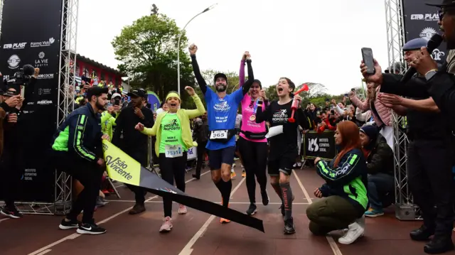 فاریاس له خپلې کورنۍ سره د خپل ۳۶۶ م مراتن له پای لیکې واوښت