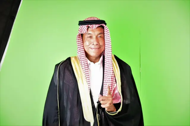 ภาพถ่ายที่ทำให้เกิดประเด็นวิพากษ์วิจารณ์เกิดขึ้นเมื่อวันที่ 30 ส.ค. ขณะที่เขาเข้าร่วมงานนิทรรศการ "สะพานเชื่อมสัมพันธ์ไทย-ซาอุดีอาระเบีย​" 