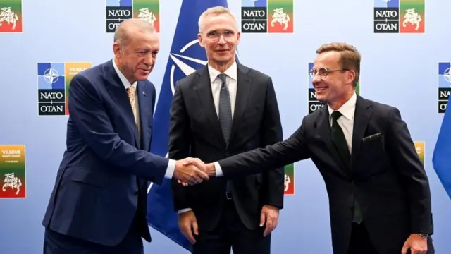 Perezida Recep Tayyip Erdogan wa Turukiya n'umushikiranganji wa mbere wa Suède  Ulf Kristersson barakoranye mu minwe bahagarikiwe n'umukuru wa OTAN Jens Stoltenberg