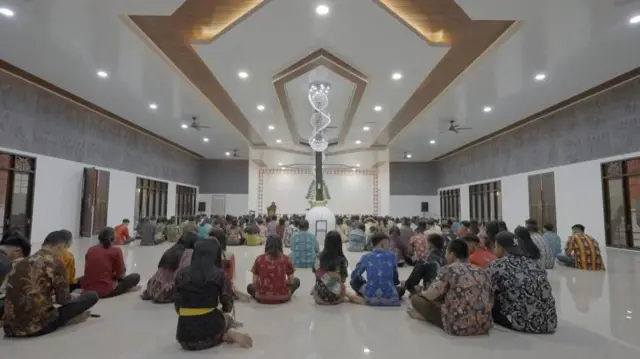 Ibadah penganut agama Hindu Kaharingan. Mereka beribadah di Balai Basarah setiap Kamis malam. 