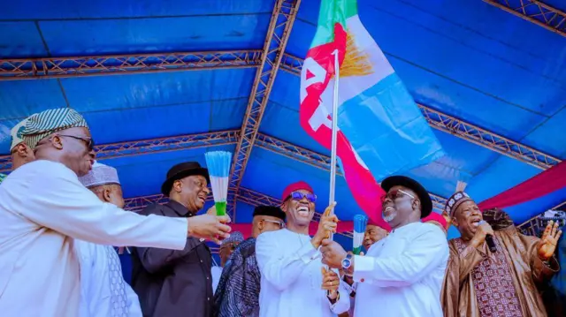 Gwamnan jihar Delta da sauran shugabannin jam'iyyar APC lriƙe da tutar jam'iyyar bayan sauya sheƙa daga PDP