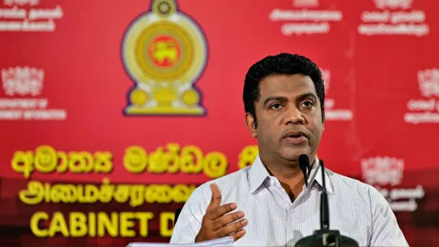 අමාත්‍ය නලින්ද ජයතිස්ස පැවසුවේ, පවතින ගැටළුවට විසදුම ආරක්ෂිත තොග පවත්වා ගෙන යෑම බවය.