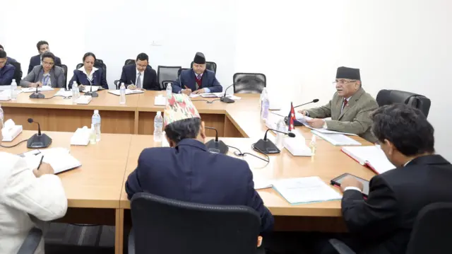 आइतबार उद्योग, वाणिज्य तथा आपूर्ति मन्त्रालयको बैठकमा प्रधानमन्त्री दाहाल, उनले अहिले १६ वटा मन्त्रालय सम्हालिरहेका छन् 