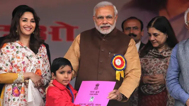 प्रधानमंत्री मोदी के साथ फ़िल्म अभिनेत्री माधुरी दीक्षित और तत्कालीन केंद्रीय मंत्री मेनका गांधी (फ़ाइल फ़ोटो)