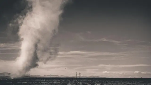 Un remolino de polvo se desplaza por el desierto de Chihuahua, cerca de la Interestatal 10, en las inmediaciones de Lordsburg, Nuevo México.