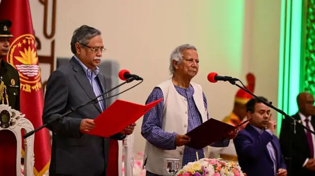 অন্তর্বর্তীকালীন সরকারের প্রধান হিসেবে শপথ নেন অধ্যাপক মুহাম্মদ ইউনূস