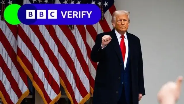 Donald Trump yumruğu havada poz veriyor
