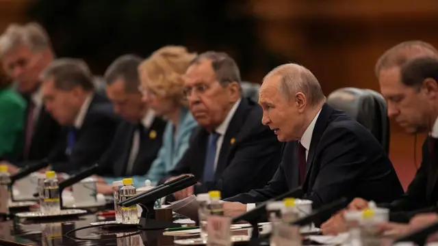 Prezydent Rosji Władimir Putin (drugi z prawej), pierwszy wicepremier Denis Manturow (pierwszy z prawej) oraz minister spraw zagranicznych Siergiej Ławrow (trzeci z prawej) uczestniczą w spotkaniu w poszerzonym składzie z prezydentem Chin Xi Jinpingiem (niewidocznym na zdjęciu) w Wielkiej Hali Ludowej 20 maja 2026 roku w Pekinie.