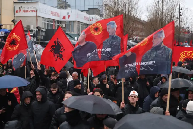 Zastave OVK, Albanije i sa likom Hašima Tačija, nekadašnjeg kosovskog premijera kome se u Hagu sudi za ratne zločine