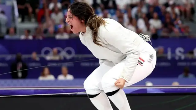 Nada Hafez, yambaye umwambaro wera wa fencing, ariko arishimira intsinzi aronse kuri Elizabeth Tartakovsky mu nkino z'umwe ku wundi muri Olympiz za Paris 2024 