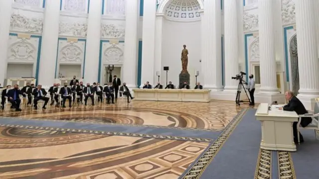 जिस दिन पुतिन ने यूक्रेन पर पूरी तरह से हमला करने का आदेश दिया, उसी दिन उन्होंने बड़े कारोबारियों को क्रेमलिन में बुलाया था (फ़ाइल फ़ोटो)