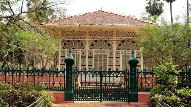 শান্তিনিকেতন আশ্রমের বিখ্যাত কাঁচমন্দির