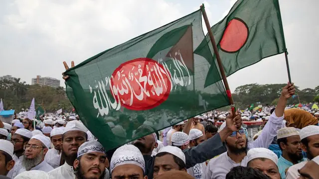 নারী সংস্কার কমিশন বাতিলসহ চার দফা দাবিতে গত মে মাসে মহাসমাবেশ করে হেফাজতে ইসলাম