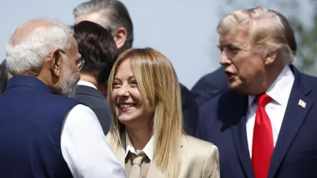 İtalya Başbakanı Meloni, 16 Haziran'da G7 zirvesinde yanında Trump ile ve sırtı dönük Hindistan Başbakanı Modi ile bakışıyor